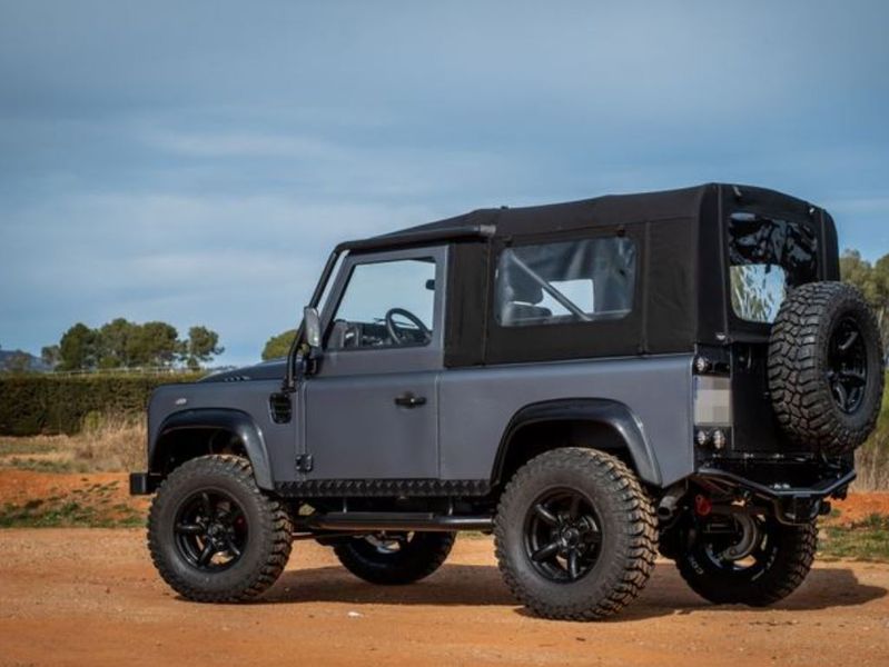 Land Rover Defender • 1991 • 100 km 6
