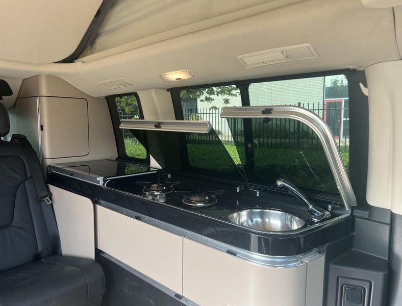 Mercedes-Benz 210 Van • 2018 • 101,000 km 9