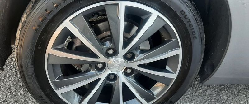 Peugeot 308 • 2015 • 250,000 km 2