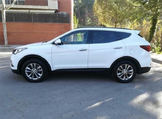 Hyundai Santa Fe • 2017 • 82,500 km 4
