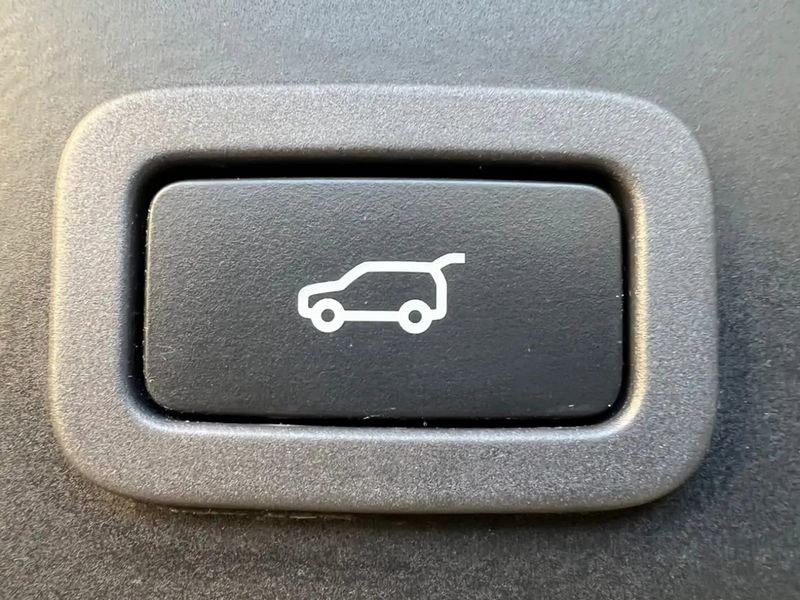 Land Rover Range Rover Velar • 2018 • 25,000 km 12