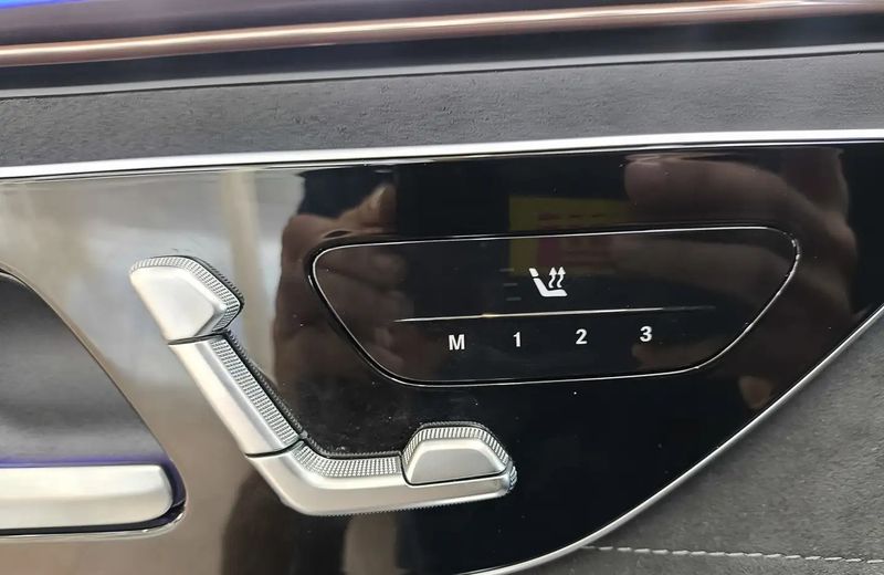 Mercedes-Benz E • 2023 • 37,381 km 7