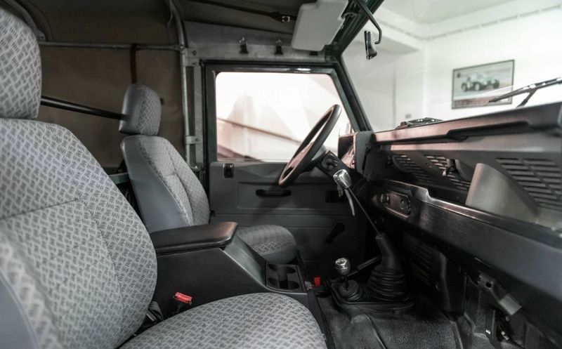 Land Rover Defender • 2001 • 127,000 km 1