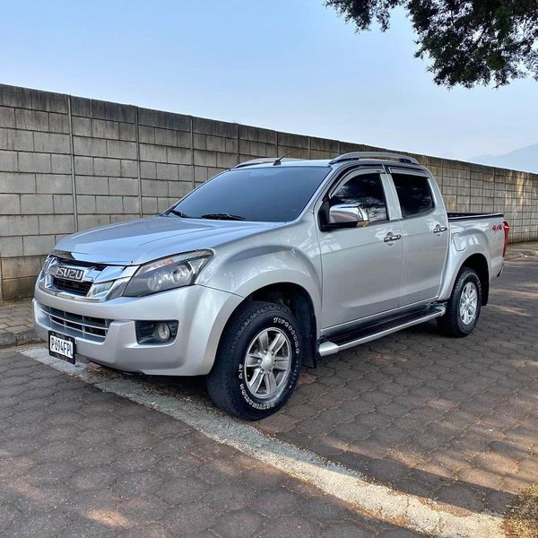 Isuzu D-MAX • 2014 • 98,000 mi 2