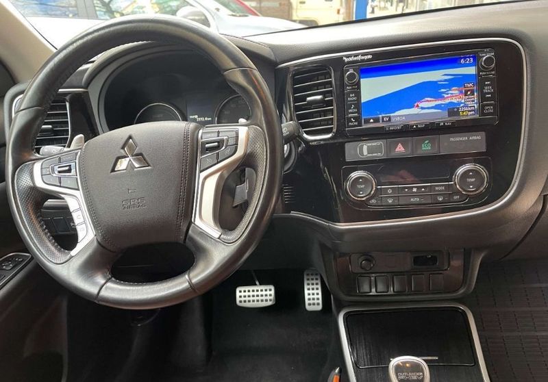 Mitsubishi Outlander • 2015 • 67,000 km 3