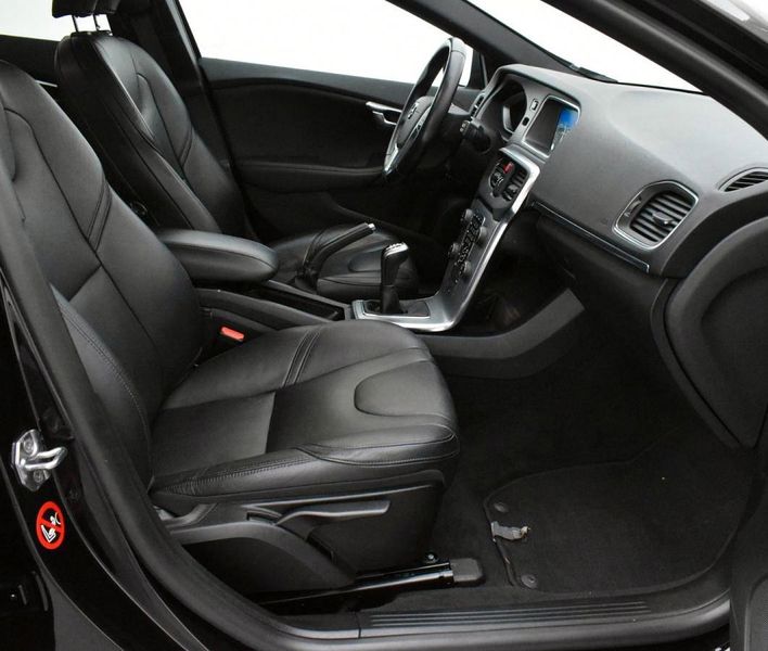 Volvo V40 • 2016 • 139,700 km 3