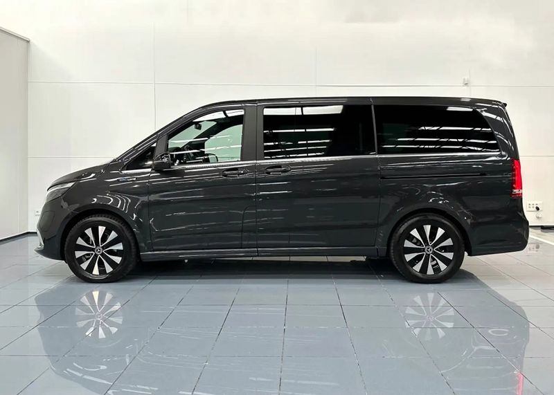 Mercedes-Benz 210 Van • 2021 • 33,000 km 2