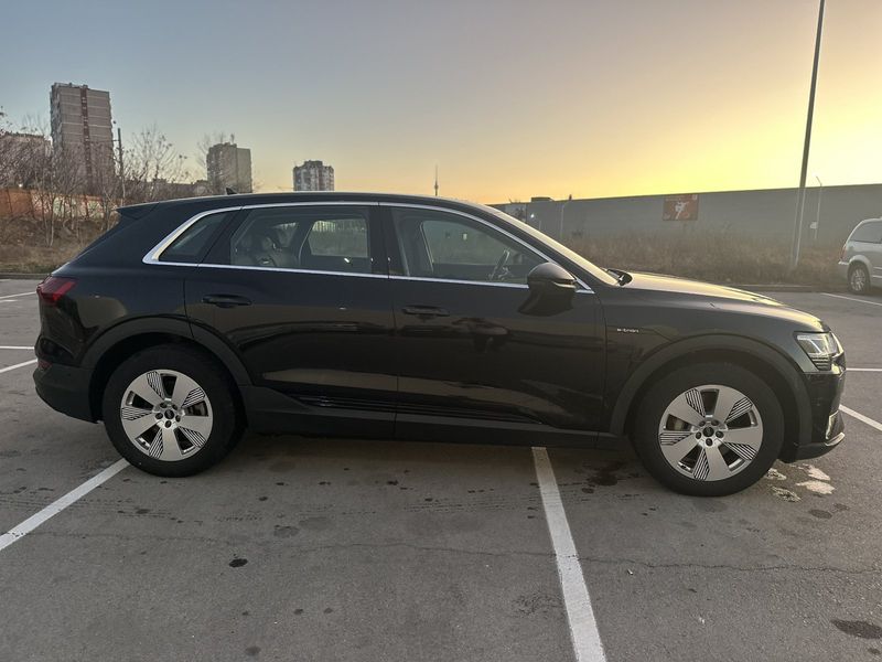 Audi e-tron • 2021 • 28,000 km 8