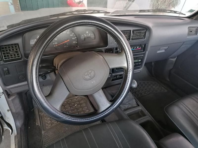 Toyota Hilux • 1993 • 160,000 km 3