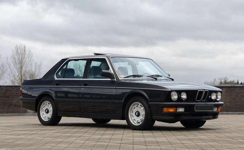 BMW 5 Series • 1985 • 130,000 km 9