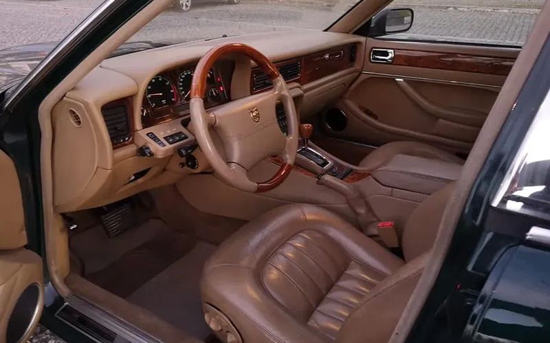Jaguar Sovereign • 1995 • 202,321 km 2