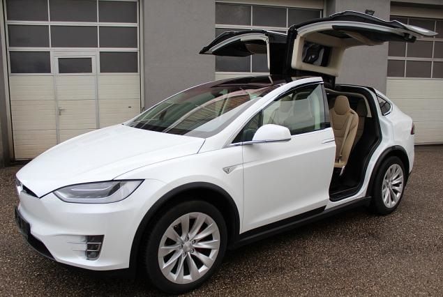 Tesla Model X • 2016 • 142,500 km 1