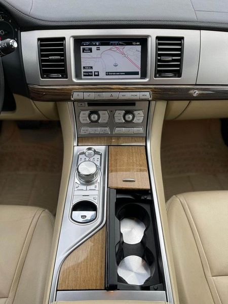 Jaguar XF • 2012 • 198,000 km 7