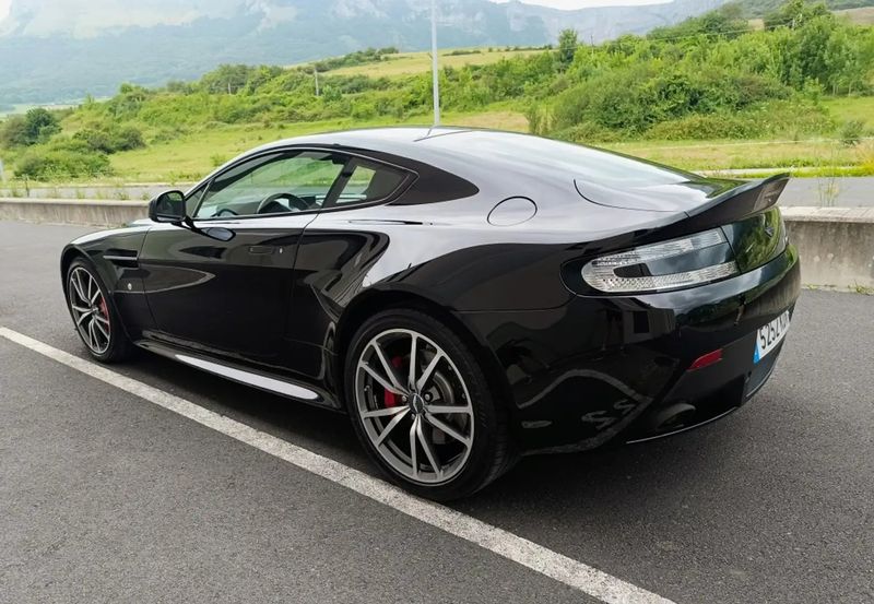 Aston Martin V8 Vantage • 2017 • 12,000 km 7
