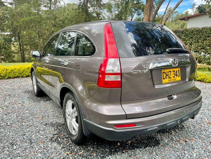 Honda CR-V • 2011 • 108,000 km 3