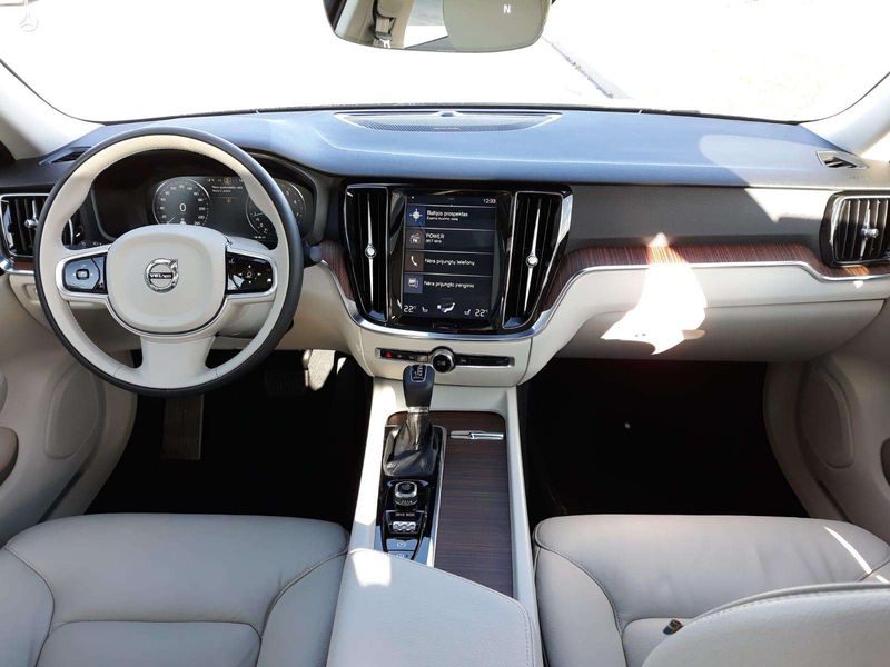 Volvo S60 • 2019 • 88,000 km 4