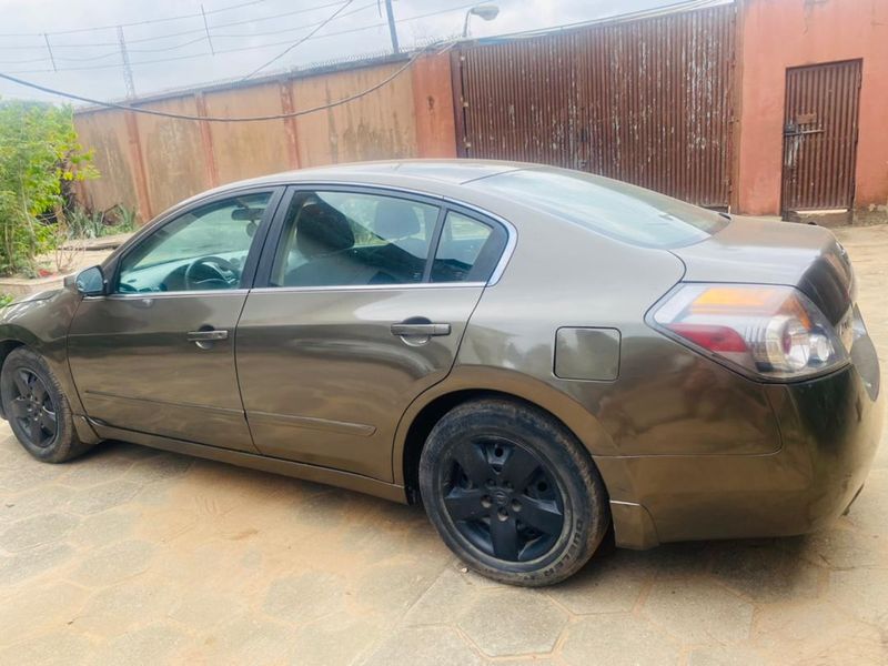 Nissan Altima • 2007 • 200,000 km 3