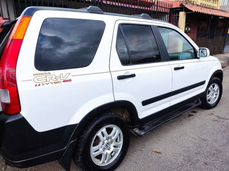 Honda CR-V • 2004 • 180,000 km 5