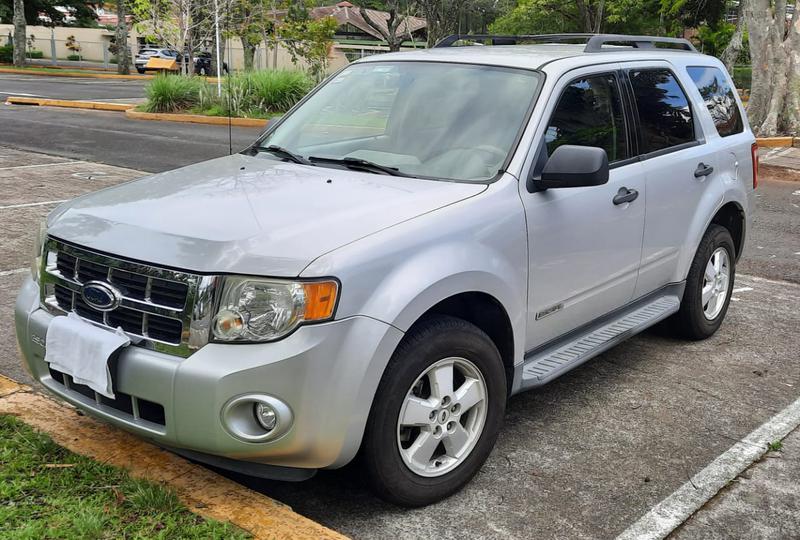 Ford Escape • 2008 • 121,000 km 1