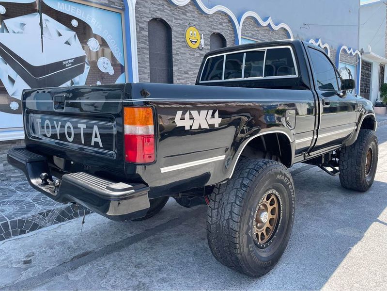 Toyota Tacoma • 2001 • 140,000 km 2