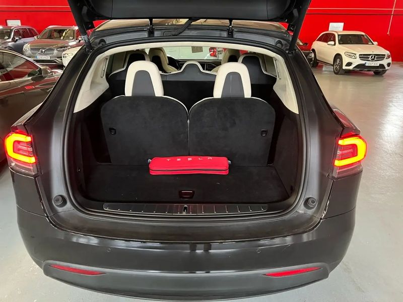 Tesla Model X • 2018 • 95,000 km 5