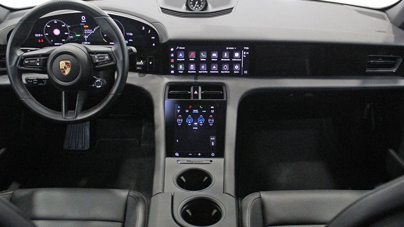 Porsche Taycan • 2021 • 15,200 km 9