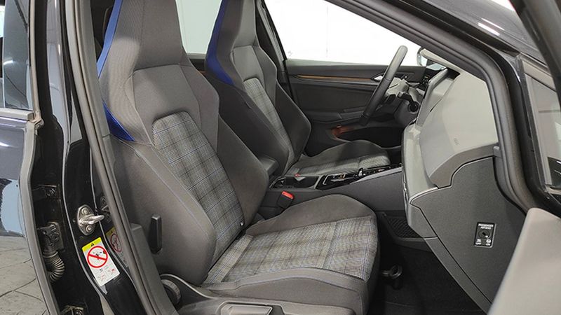 Volkswagen Golf • 2023 • 35,541 km 12