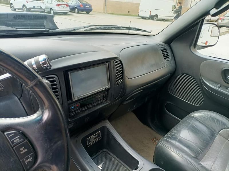 Ford F-150 • 2003 • 92,000 km 10