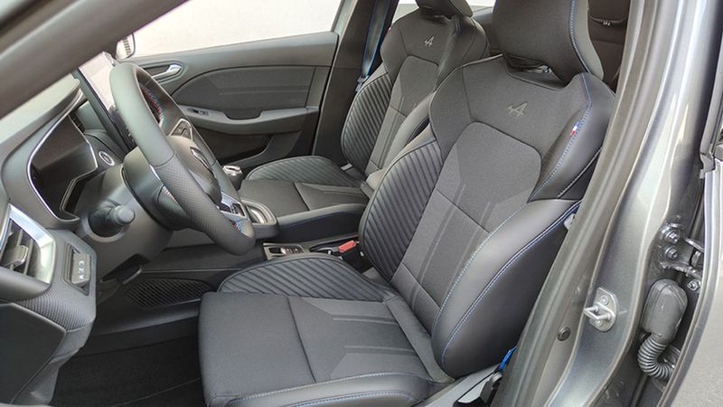 Renault Clio • 2024 • 1,020 km 9