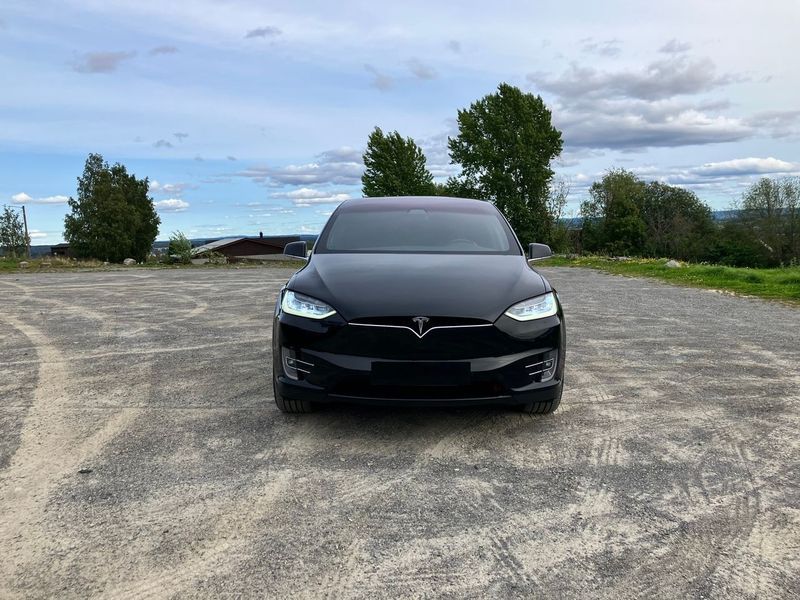 Tesla Model X • 2017 • 124,900 km 1