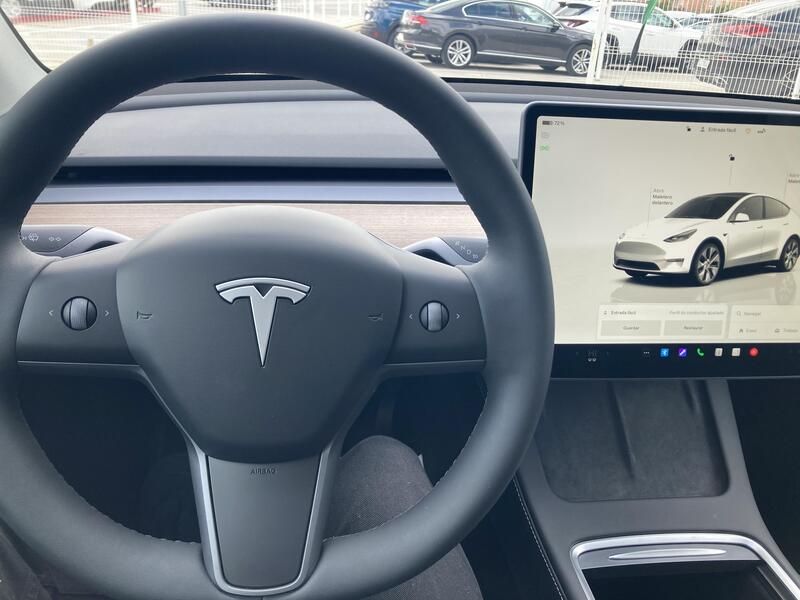 Tesla Model Y • 2024 • 2,458 km 23