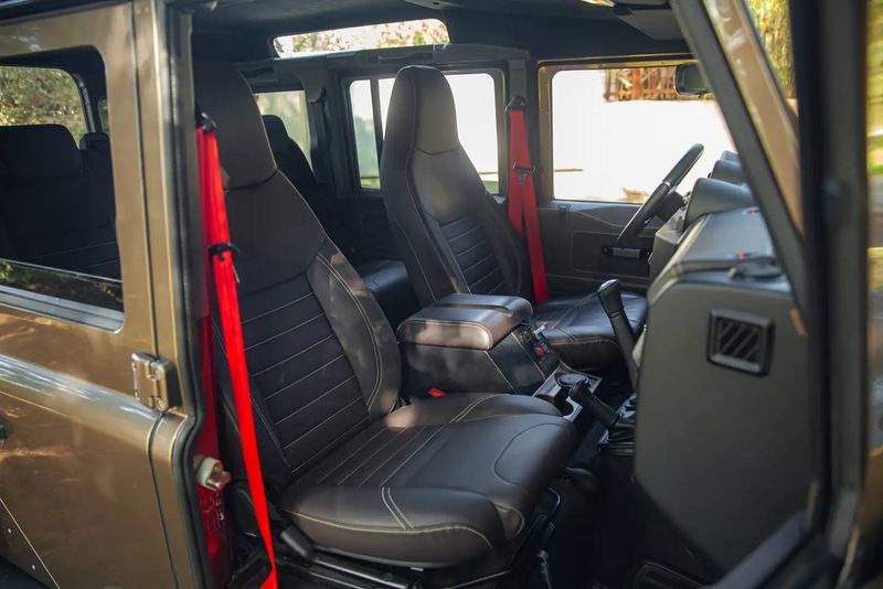 Land Rover Defender • 2011 • 83,000 km 11