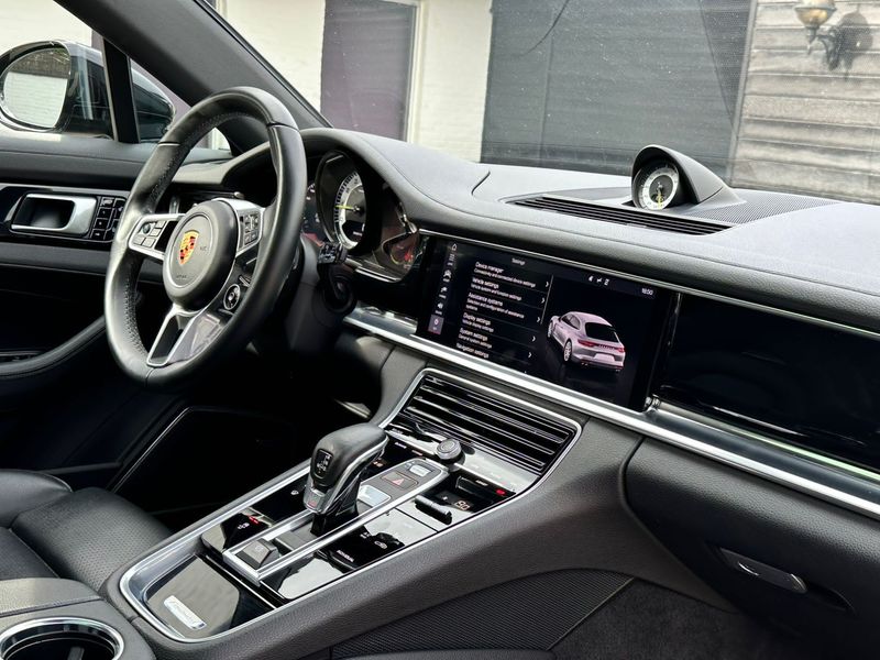 Porsche Panamera • 2018 • 221,000 km 12