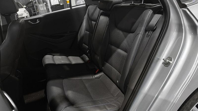 Hyundai Ioniq Hybrid • 2016 • 148,660 km 6