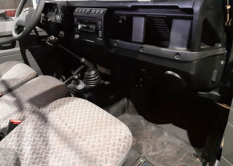 Land Rover Defender • 2004 • 150,000 km 3