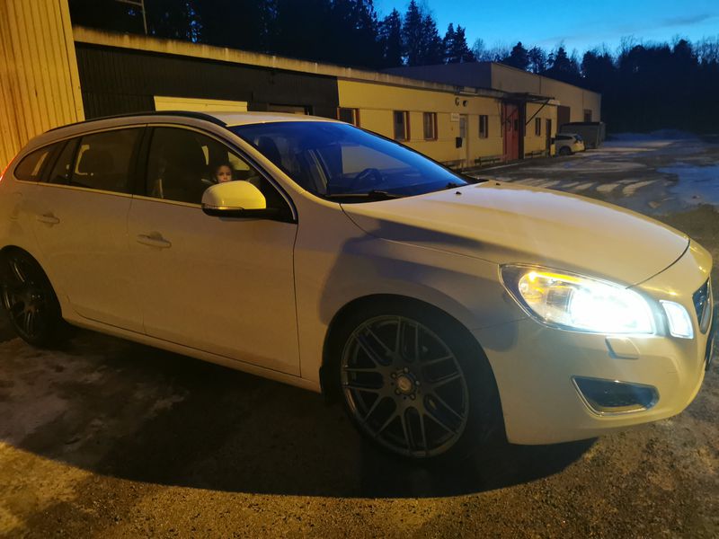Volvo V60 • 2013 • 18,000 km 2