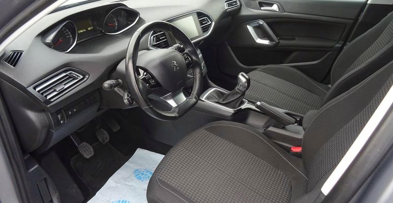 Peugeot 308 • 2017 • 79,999 km 3