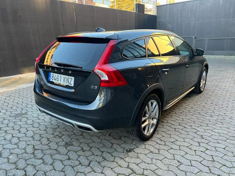 Volvo V60 • 2018 • 127,000 km 3