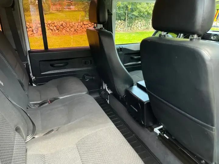 Land Rover Defender • 2014 • 180,000 km 5