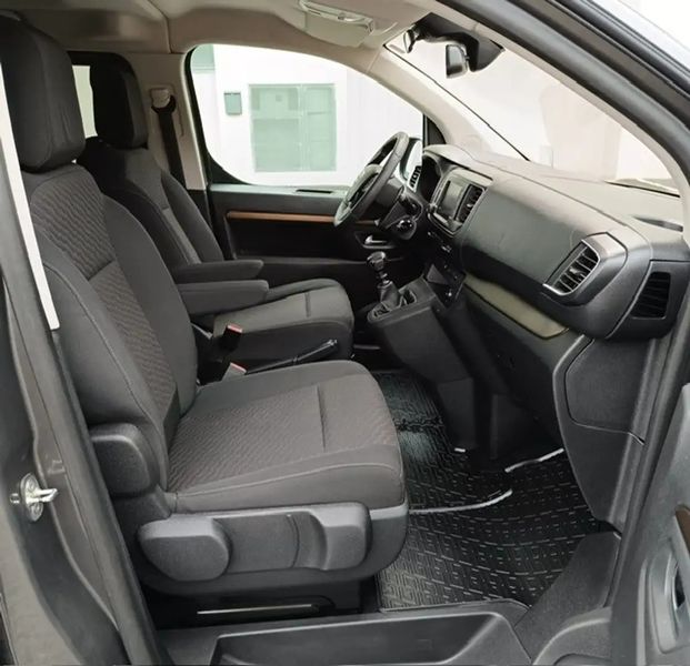 Toyota Corona • 2017 • 190,000 km 12