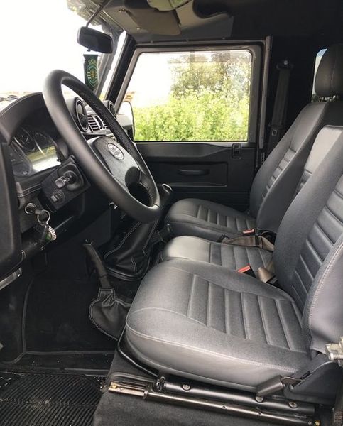 Land Rover Defender • 2011 • 9,300 km 4