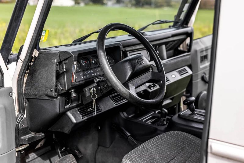 Land Rover Defender • 1998 • 122,600 km 14
