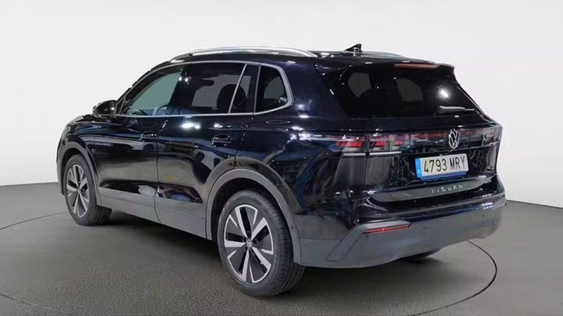 Volkswagen Tiguan • 2024 • 3,052 km 3