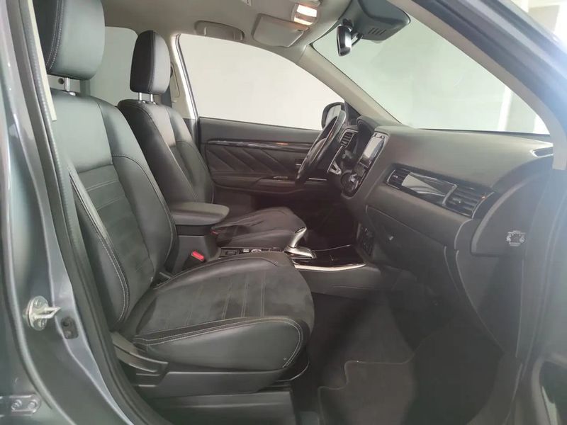 Mitsubishi Outlander • 2017 • 71,000 km 5