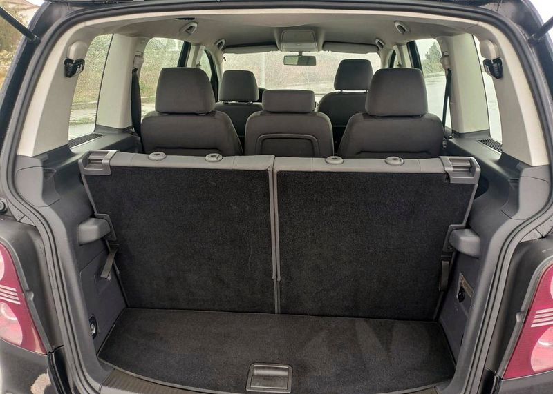 Volkswagen Touran • 2009 • 262,000 km 2