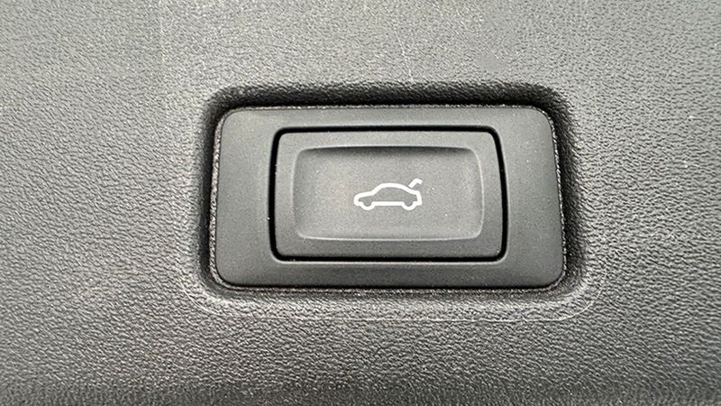 Audi e-tron • 2022 • 24,221 km 9