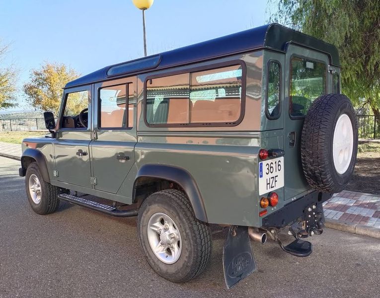 Land Rover Defender • 2015 • 258,000 km 2