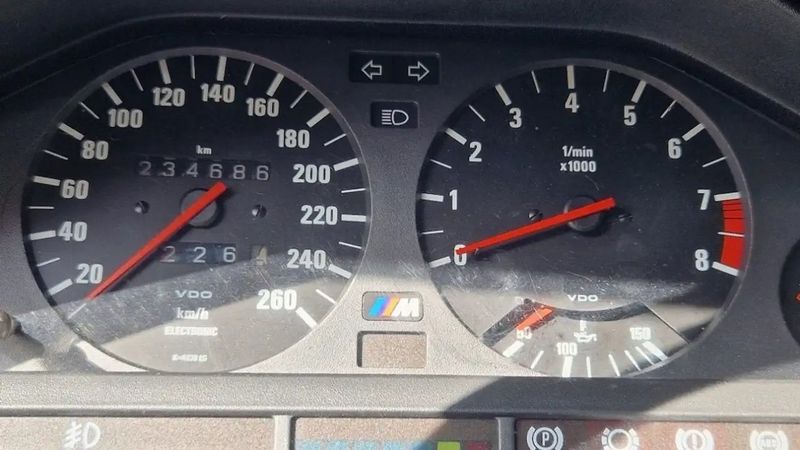 BMW 3 Series • 1987 • 235,000 km 4