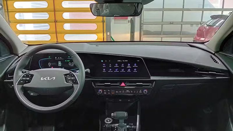 Kia Niro • 2025 • 469 km 8