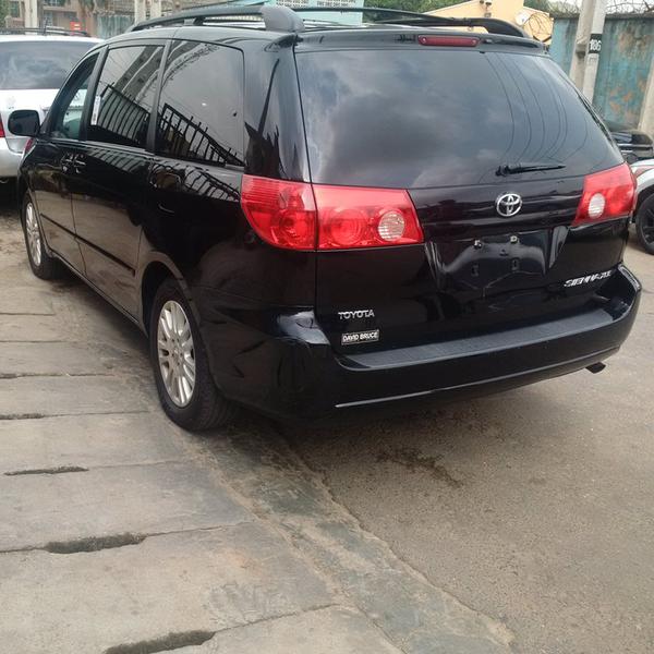 Toyota Sienna • 2006 • 100,113 km 3